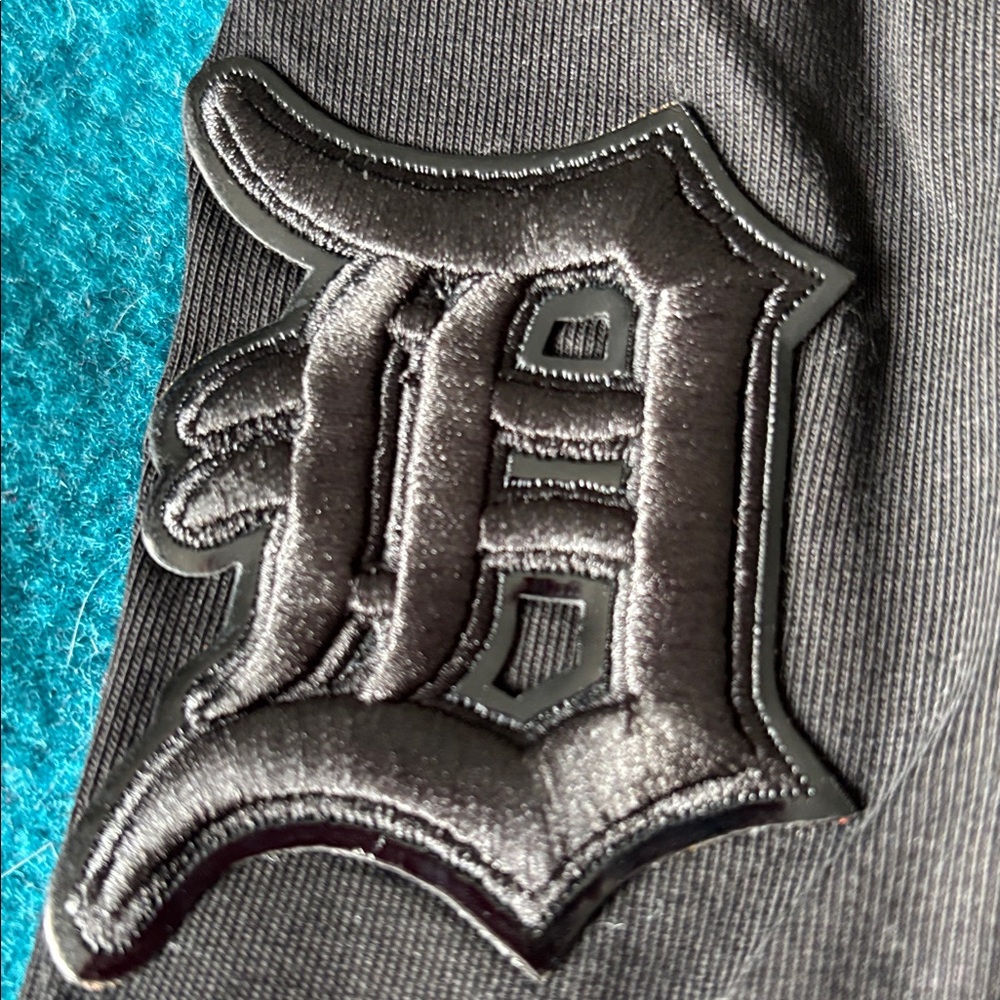 🐯 Detroit Tigers! Pro Standard Black on Black leggings NWT L 🐅